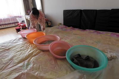 金秀楼上漏水，住户失联，小区没物管，业主维权难！律师来支招……